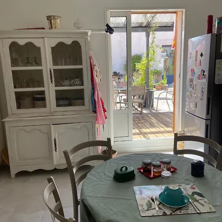 Grand Ancien 80 M2, 2 , Salon, Cuisine Equipee, Vaste Terrasse, Calme, Proche Du Centre Bordeaux