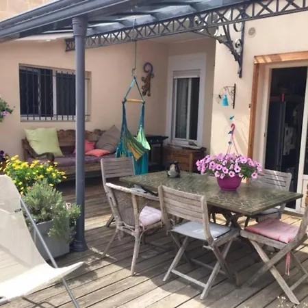 Grand Ancien 80 M2, 2 , Salon, Cuisine Equipee, Vaste Terrasse, Calme, Proche Du Centre Gasthof